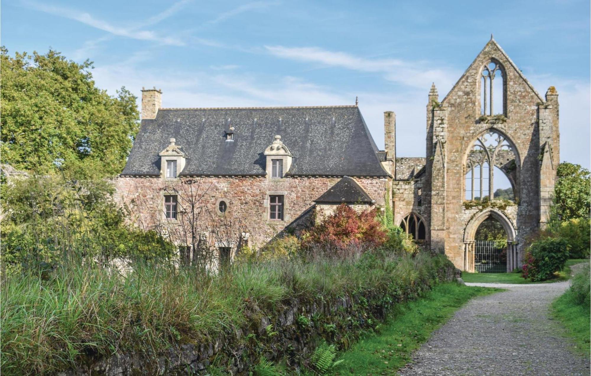 Lovely Home In Le Faouet With Kitchen Eksteriør bilde